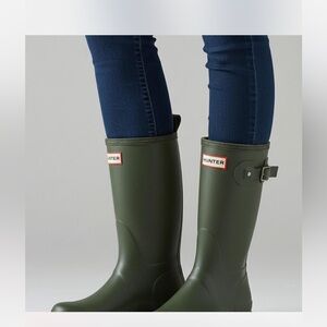 HUNTER MID WELLINGTON WOMEN’S RAIN BOOT